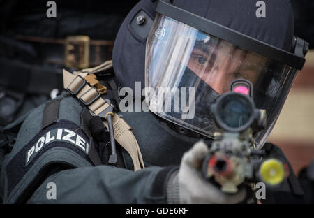 Mainz-Kastel, Deutschland. 15. Juli 2016. Ein Beamte einer Spezialeinheit der Polizei Frankfurt mit seinem Maschinengewehr, während einer Anti-Terror Übung auf dem Gelände einer Kaserne in Mainz-Kastel, Deutschland, 15. Juli 2016 abgebildet. Foto: BORIS ROESSLER/DPA/Alamy Live-Nachrichten Stockfoto