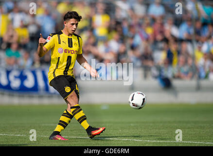 München, Deutschland. 16. Juli 2016. Dario Scuderi von Borussia Dortmund spielt mit dem Ball in einem Testspiel zwischen dem TSV 1860 München und Borussia Dortmund im Stadion an der Grunswalder Strasse in München, Deutschland, 16. Juli 2016. Foto: Matthias Balk/Dpa/Alamy Live News Stockfoto