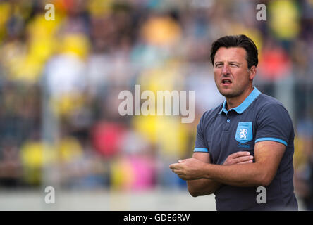 München, Deutschland. 16. Juli 2016. Trainer des TSV 1860 München, Kosta Runjaic Uhren ein Testspiel zwischen dem TSV 1860 München und Borussia Dortmund im Stadion an der Grunswalder Strasse in München, Deutschland, 16. Juli 2016. Foto: Matthias Balk/Dpa/Alamy Live News Stockfoto