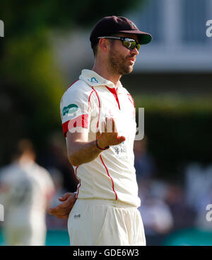 16.07.2016. Southport und Birkdale Cricket Club, Southport, England. Specsavers County Championship Cricket. Lancashire gegen Durham. Lancashire und England schnell Bowler James Anderson im Feld. Bildnachweis: Action Plus Sport Bilder/Alamy Live News Stockfoto