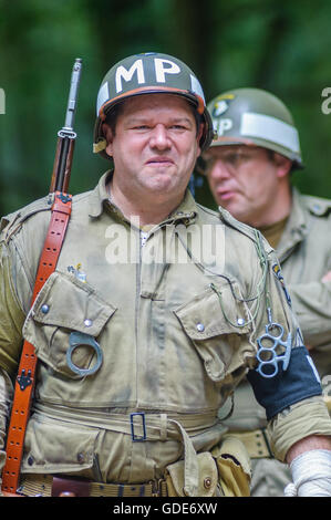 Woodhall Spa, Lincolnshire, UK. 16. Juli 2016. Die fünfte jährliche Woodhall Spa 1940er Jahre Festival lockt 20.000 über das Wochenende in den 1940er Jahren feiert das beste des Lebens auf die britische Home Front von Weltkrieg zwei. Nach einer Eröffnung Gedenkgottesdienst im Dorf Kirche Hof am Tag entfaltet mit Military Wives Chor und 1940er Jahren Künstler sowie ein Weltkrieg zwei Re-Enactment Gruppe "Graben" und für das Wochenende in den Wäldern leben. Bildnachweis: Matt Glied/Alamy Live-Nachrichten Stockfoto