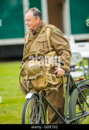 Woodhall Spa, Lincolnshire, UK. 16. Juli 2016. Die fünfte jährliche Woodhall Spa 1940er Jahre Festival lockt 20.000 über das Wochenende in den 1940er Jahren feiert das beste des Lebens auf die britische Home Front von Weltkrieg zwei. Nach einer Eröffnung Gedenkgottesdienst im Dorf Kirche Hof am Tag entfaltet mit Military Wives Chor und 1940er Jahren Künstler sowie ein Weltkrieg zwei Re-Enactment Gruppe "Graben" und für das Wochenende in den Wäldern leben. Bildnachweis: Matt Glied/Alamy Live-Nachrichten Stockfoto