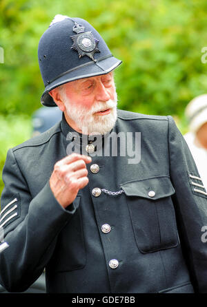 Woodhall Spa 1940er Jahren Festival - Polizist in traditionellen 1940er Jahren einheitlich gekleidet Stockfoto