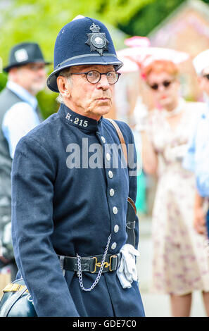 Woodhall Spa 1940er Jahren Festival - Polizisten in uniform mit Helm der 1940er Jahre gekleidet Stockfoto