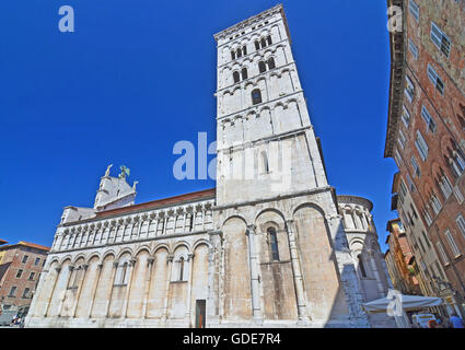 die prächtige Kirche St. Michele in Foro in Lucca, eines der besten Beispiele für die Pisaner Romanik Stockfoto