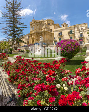 Rosengarten vor der Kirche San Domenico Stockfoto