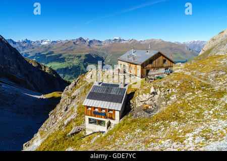 Die Lischana Hütte SAC (Schweizer Alpen-Club) oberhalb Scuol im Unterengadin, Schweiz. Blick auf den Silvretta-Alpen. Stockfoto