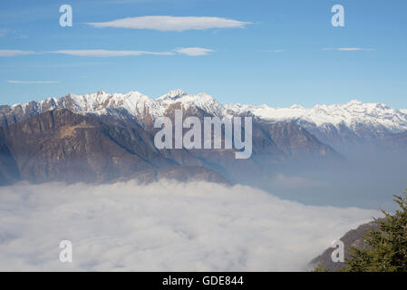 Meer von Nebel und mit schneebedeckten Berg an einem sonnigen Tag im Tessin, Schweiz. Stockfoto