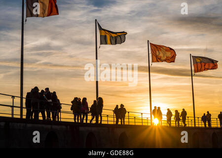 Leute, Silhouetten, Flaggen, Hafen, Hafen, in Lindau, Bayern, Deutschland, Europa Stockfoto