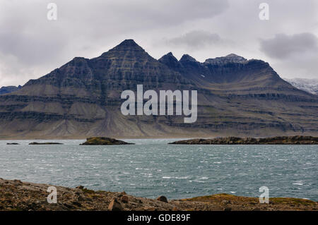 Der pyramidenförmige Berg Bulandstindur im Fjord Berufjördur in Ost-Island. Stockfoto