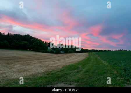 Sonnenuntergang über Ackerland in Spring Grove, Pennsylvania Stockfoto