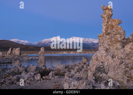 USA, California, östliche Sierra, Lee Vining, Mono See und Schnee bedeckt Sierra Nevada Stockfoto