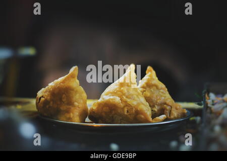 Drei Samosas in einer Platte Stockfoto