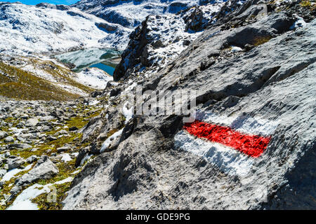 Trail-Marker über den Seen-Lais da Rims im Bereich Lischana im Unterengadin, Schweiz. Stockfoto