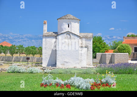 Die byzantinische Kirche der Heiligen Dreifaltigkeit in Nin, in der Nähe von Zadar in Kroatien. Im 9. Jahrhundert erbaut Stockfoto