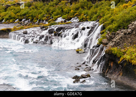 Die Wasserfälle Hraunfossar des Flusses Hvita nahe dem Dorf Husafell in West Island. Stockfoto