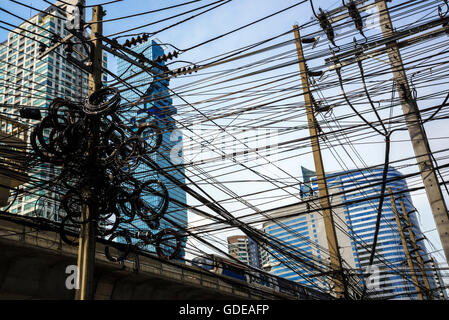 Störende elektrische Kabel, Bangkok, Thailand. Stockfoto