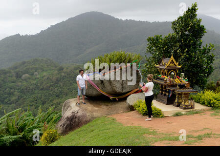 ein Berg-Tempel in der Nähe der Rawai Beach im Süden der Insel Phuket im Süden von Thailand in Südostasien. Stockfoto