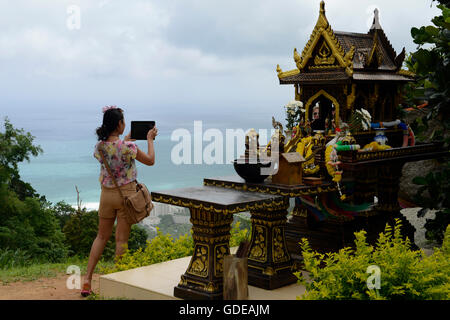 ein Berg-Tempel in der Nähe der Rawai Beach im Süden der Insel Phuket im Süden von Thailand in Südostasien. Stockfoto