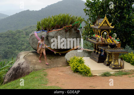 ein Berg-Tempel in der Nähe der Rawai Beach im Süden der Insel Phuket im Süden von Thailand in Südostasien. Stockfoto