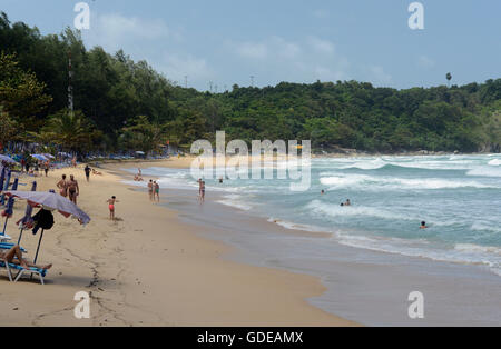 der Hut Kata Yai Beach in der Nähe von Rawai im Süden auf der Insel Phuket im Süden von Thailand in Südostasien. Stockfoto