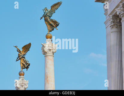 Winged Victory Statuen auf Spalten, Vittorio Emanuele Monument Rom Latium Italien Europa Stockfoto