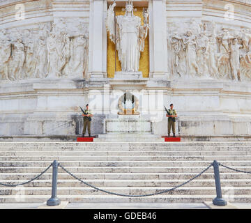 Soldaten bewacht das Grab des Unbekannten Soldaten unter der Statue der Göttin Roma, Vittorio Emanuele Monument Rom Latium Italien Europa Stockfoto