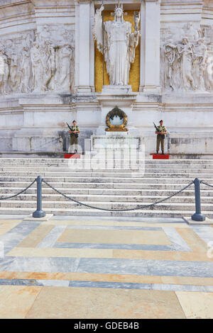 Soldaten bewacht das Grab des Unbekannten Soldaten unter der Statue der Göttin Roma, Vittorio Emanuele Monument Piazza Venezia Rom Latium Italien Stockfoto