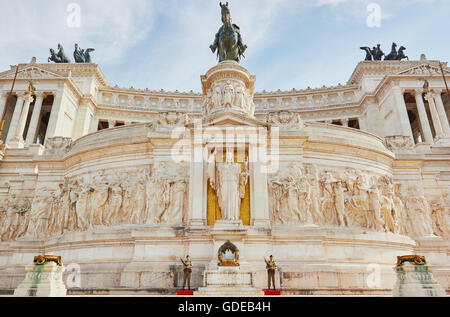 Soldaten auf der Hut und ewige Flamme am Grab des Unbekannten Soldaten Vittorio Emanuele Monument Piazza Venezia Rom Latium Italien Stockfoto