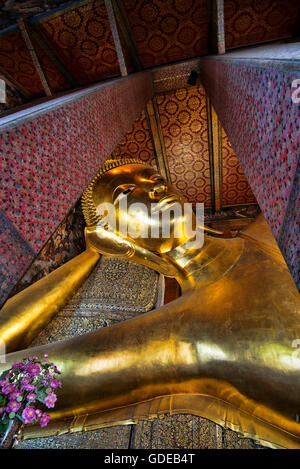 Die liegende riesige goldene Buddhastatue im Tempel Wat Pho, Bangkok Thailand. Stockfoto