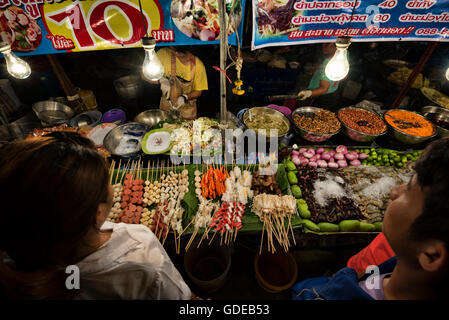 Essen Ständen und Restaurants, Bangkok, Thailand. Stockfoto