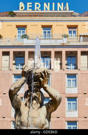 5-Sterne Hotel Bernini und Fontana del Tritone von Bernini Piazza Barberini Rom Latium Italien Europa Stockfoto