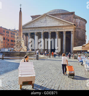 Pantheon und die Fontana del Pantheon Piazza della Rotonda Rom Latium Italien Europa Stockfoto