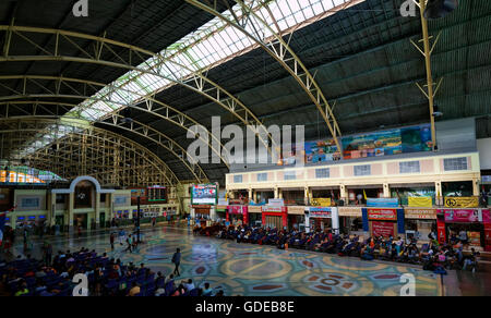 Innere des Hua Lamphong Railway Station, der Hauptbahnhof in Bangkok, Bangkok, Thailand. Stockfoto