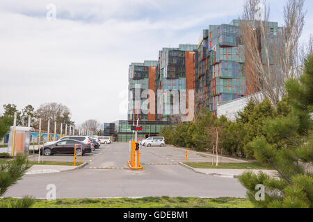 Anapa, Russland - 9. März 2016: Parkplatz vor einer Elite Wohn Komplex "Golden Bay" in Anapa Stockfoto