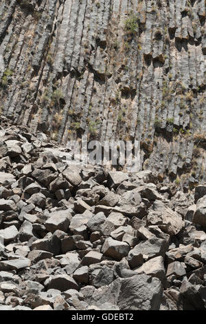 Basalt Säulen und Felsen im Garni Schlucht (auch genannt "Sinfonie der Steine"), Armenien. Stockfoto