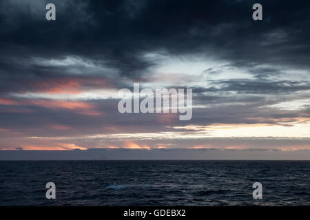 Spektakulären Sonnenuntergang in der Tasmanischen See, in der Nähe von Dusky Sound, Neuseeland Stockfoto