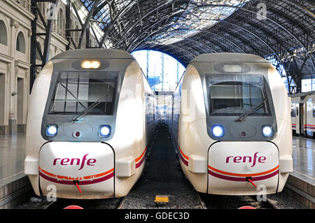 BARCELONA, Spanien - Dezember 7: Züge in der 'Estacio de Francia"Bahnhof in Barcelona am 7. Dezember 2014. Stockfoto