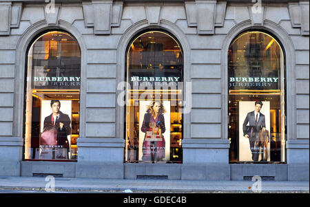 BARCELONA, Spanien - 9. Dezember: Fassade von Burberry Flagship-Store in Paseo de Gracia, Barcelona am 9. Dezember 2014. Stockfoto