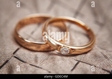 Zwei schöne Trauringe mit brillanten hautnah Stockfoto