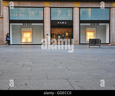 BARCELONA, Spanien - Januar 17: Zara Shop im Zentrum von Barcelona am 17. Januar 2015. Barcelona ist die Hauptstadt von Katalonien eine Stockfoto