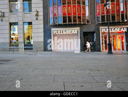 BARCELONA, Spanien - Januar 17: Pull and Bear Store in der Straße von Barcelona am 17. Januar 2015. Barcelona ist die Hauptstadt Stockfoto