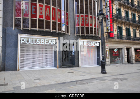 BARCELONA, Spanien - Februar 1: Pull and Bear Store in der Straße von Barcelona am 1. Februar 2015. Stockfoto