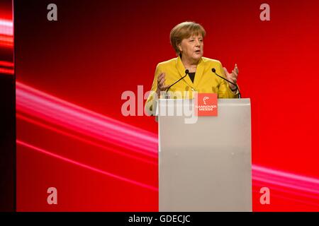 Bundeskanzlerin Angela Merkel während der feierlichen Eröffnung des USA-Pavillons auf der Hannover Messe Messe 25. April 2016 in Hannover, Deutschland. Die Veranstaltung ist die weltweit größte Industrietechnik Messe jährlich seit 1947 in Norddeutschland statt. Stockfoto