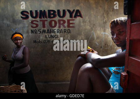 Yongoro, Sierra Leone - 1. Juni 2013: Westafrika, das Dorf Yongoro vor Freetown, der zentrale Markt Stockfoto