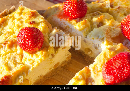 Käsekuchen mit Erdbeeren auf einer roten Serviette, selektiven Fokus Stockfoto