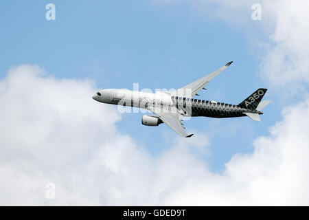 Ein Airbus A350 fliegt während der Farnborough International Airshow im Juli 2016 Stockfoto