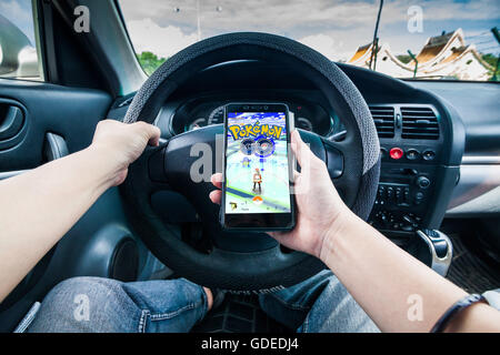 Pokemon-Go-Spiel während des Fahrens Stockfoto