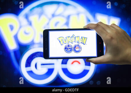 Pokemon-Go-Spiel mit Unschärfe Hintergrund Stockfoto