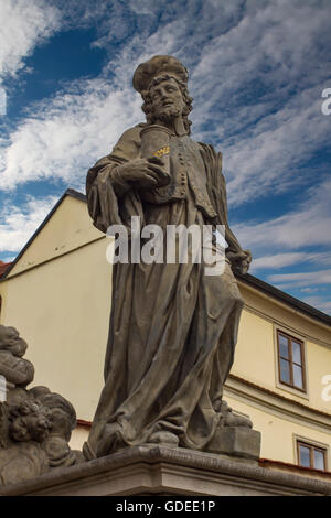 Statue des Heiligen Erlösers mit Cosmas und Damian auf der Karlsbrücke in Prag, Tschechische Republik Stockfoto